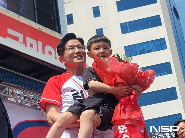 NSP통신-26일 김문수 국민의힘 대선후보가 안성 중앙시장 유세에서 어린이와 기념촬영을 하고 있다. (사진 = 강수인 기자)