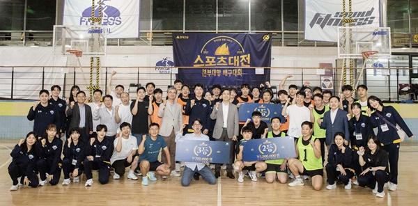 NSP통신-본부대항 배구대전 기념사진 (사진 = 현대건설)