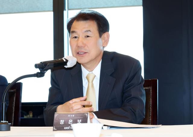 NSP통신-정은보 한국거래소 이사장이 26일 여의도 63빌딩에서 열린 상반기 한국거래소 회원사 간담회에 앞서 인사말을 하고 있다 (사진 = 한국거래소)