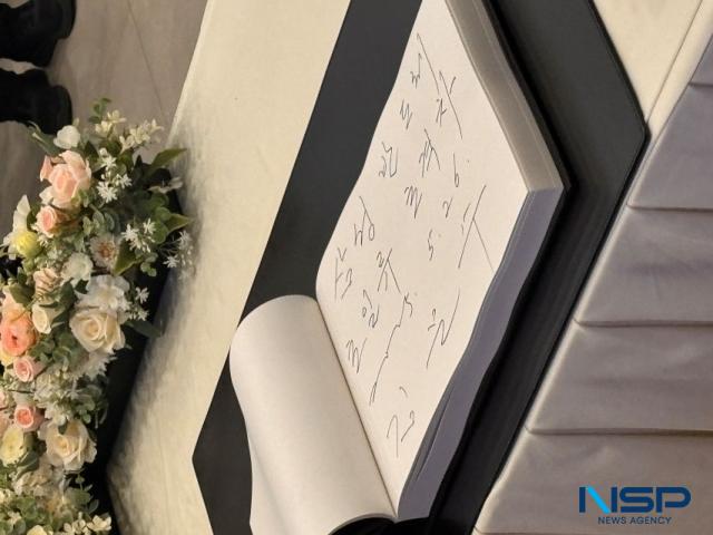 NSP통신-26일 김문수 국민의힘 대선후보가 삼성전자 평택캠퍼스에 방문해 삼성 반도체 초일류 초격차라고 방명록을 남겼다. (사진 = 강수인 기자)