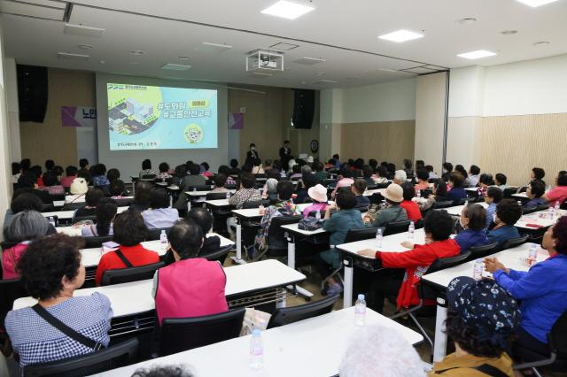 NSP통신-의왕시가 노인지회 강당에서 진행한 노인일자리사업 참여자 소양 교육 모습. (사진 = 의왕시)