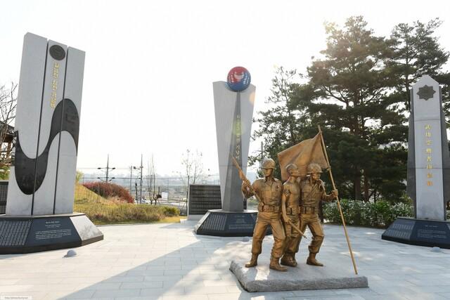 NSP통신-화성현충공원 기념비. (사진 = 화성시)