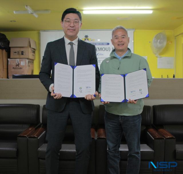 NSP통신-26일 오전 경기도장애인축구협회가 협회 사무실에서 법무법인 YK와 법률 자문 협약을 체결했다. 사진 왼쪽부터 이준용 법무법인 YK 수원분사무소장, 김효식 경기도장애인축구협회 회장. (사진 = 김종식 기자)