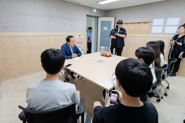NSP통신-24일 이권재 오산시장(왼쪽 두번째)이 청소년기자단과 인터뷰를 하는 모습. (사진 = 오산시)