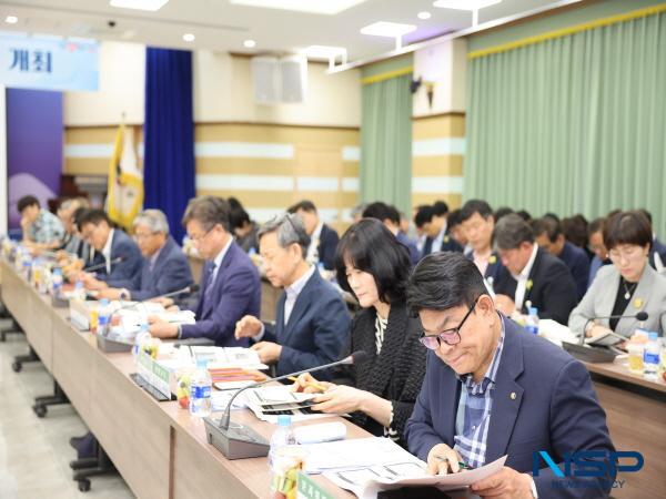 NSP통신-청도군은 지난 23일 청도군청 대회의실에서 2025년 청도군 정책자문위원회 전체회의를 열고 비전2040 청도군 중장기 발전계획 실행 전략 수립을 위한 토론을 진행했다. (사진 = 청도군)
