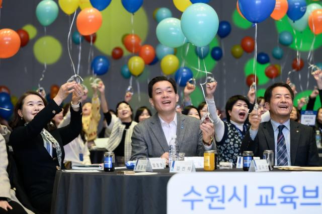 NSP통신-3월 청개구리 스펙 학부모 지원단 위촉식에서 이재준 수원시장(가운데)과 학부모들이 청소년의 성장을 응원하는 풍선을 들고 있다. (사진 = 수원시)