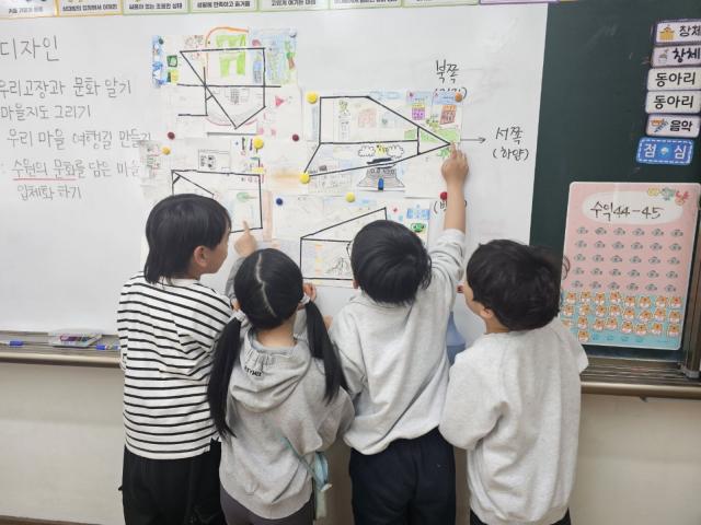 NSP통신-수원시 청개구리 스펙 사업 중 수원형 특화 교실이 진행되는 학교 교실에서 학생들이 문화예술 프로그램에 참여하고 있다. (사진 = 수원시)