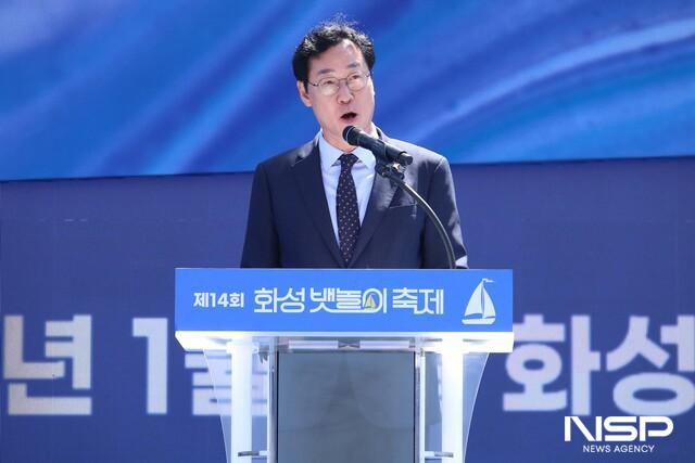NSP통신-2024년 뱃놀이 축제에서 정명근 화성시장이 축사를 하고 있다. (사진 = 조현철 기자)
