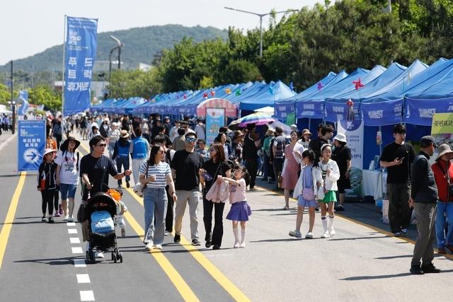 NSP통신-2024년 제14회 뱃놀이축제를 찾은 관광객들 모습. (사진 = 화성시)