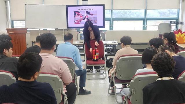 NSP통신-성남산업단지관리공단 내 입주업체 직원 대상으로 실시한 화재 안전교육 교육 모습. (사진 = 성남시)