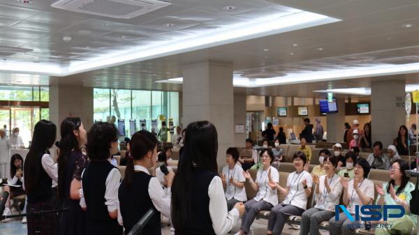 NSP통신-대구파티마병원은 지난 23일 본관 로비에서 가창중학교 학생들과 함께 Sound Connects Us를 주제로 직원과 내원객을 위한 희망음악회를 개최했다. (사진 = 대구파티마병원)