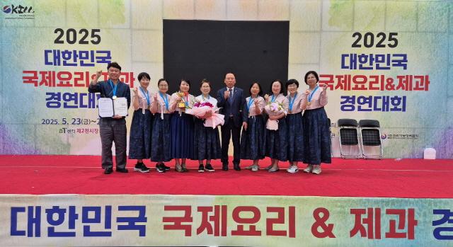 NSP통신-원광디지털대 한방건강약선학과 학생들로 구성된 최유정의 누리봄 팀(최유정, 김경화, 구라연, 김미혜, 강용은, 문훈희, 박현순, 배해경, 최서연, 홍민영)이 단체 기념촬영을 하고 있다. (사진 = 원광디지털대)