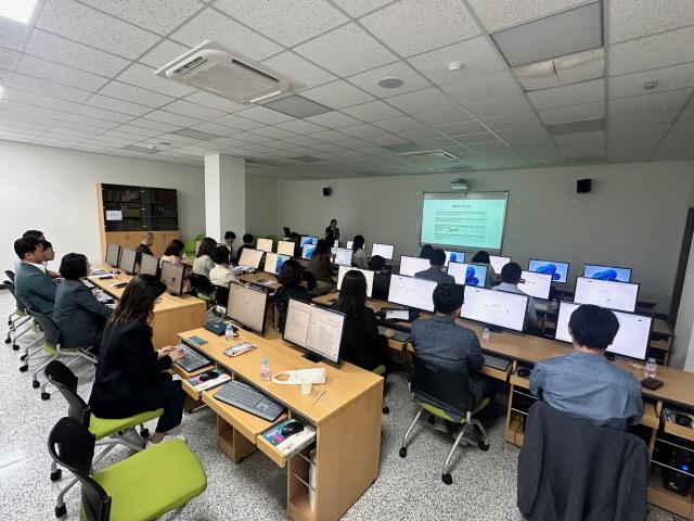 NSP통신-안산시 간부공무원들이 단원구청 전산교육장에서 챗GPT 실전 활용 교육을 받고 있다. (사진 = 안산시)