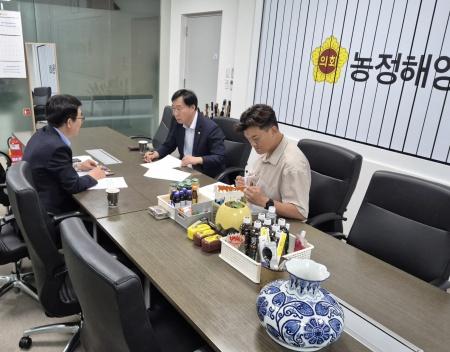 NSP통신-윤종영 경기도의원이 성제훈 경기도농업기술원장으로부터 연천군 농림위성 기반 스마트농업 시스템 개발 사업의 진행 경과 및 계획에 대한 보고를 받고 있다. (사진 = 윤종영 의원실)