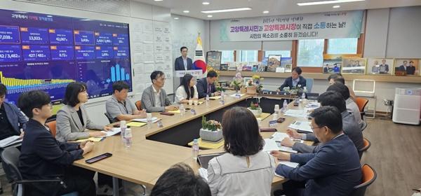 NSP통신-이동환 고양시장이 풍동2지구 오피스텔 입주 예정자와의 면담을 주재하고 있다. (사진 = 고양시)