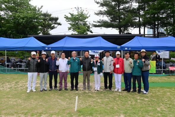 NSP통신-제6회 봉화군수배 파크골프대회 개최, 관내 5개 클럽 등 200여 명 참가, 단체전·개인전 열띤 경기 펼쳐 (사진 = 봉화군)