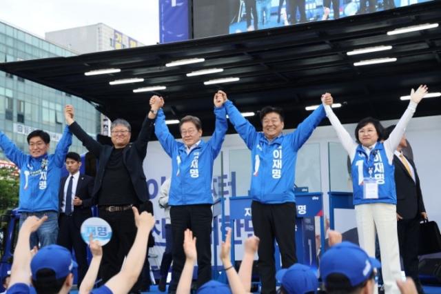 NSP통신-안산문화광장에서 열린 집중유세에서 박해철(왼쪽부터), 영화감독 조정래, 이재명 대통령 후보, 양문석, 김현 의원이 안산시민들에게 손을 들어 보이며 지지를 호소하고 있다. (사진 = 김현 의원실)