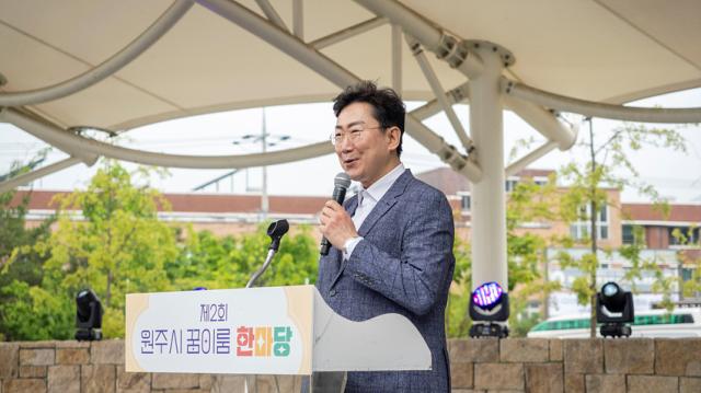 NSP통신-원강수 원주시장이 제2회 원주시 꿈이룸 한마당에서 인사말을 하고 있는 모습. (사진 = 원주시)
