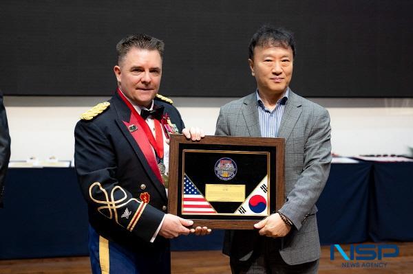 NSP통신-경북문화관광공사가 주한미군 물자지원사령부(MSC-K, U.S.Army Materiel Support Command-Korea, 캠프캐롤)로부터 감사패를 받았다고 27일 전했다. (사진 = 경북문화관광공사)