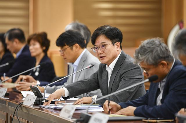 NSP통신-김병수 김포시장이 확대간부회의를 진행하고 있는 모습. (사진 = 김포시)