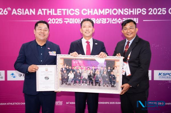 NSP통신-구미시와 구미시육상연맹은 구미시민운동장 포토존에서 미얀마 육상연맹으로부터 감사패를 전달받았다. (사진 = 구미시)
