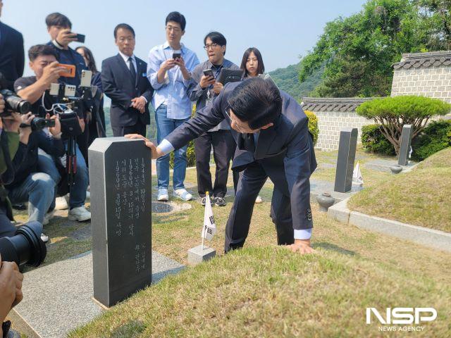 NSP통신-28일 김문수 국민의힘 대선후보가 국립 3·15 민주묘지에서 김주열 열사의 묘비를 쓰다듬으며 생각에 잠겼다. (사진 = 강수인 기자)