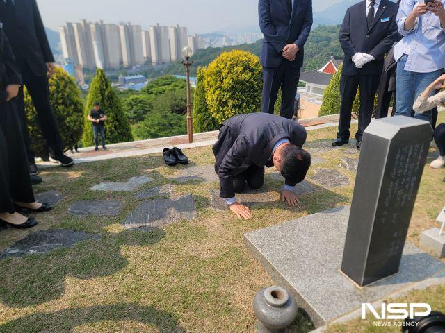 NSP통신-28일 김문수 국민의힘 대선후보가 김주열 열사 묘 앞에서 신발을 벗고 절을 올리고 있다. (사진 = 강수인 기자)