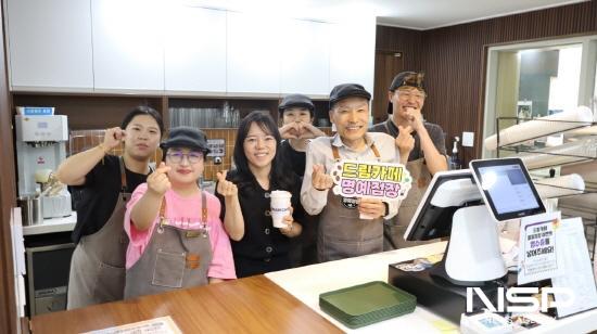 NSP통신-박문섭 광양시의회 총무위원장과 드림카페 커뮤니티센터점 바리스타들 (사진 = 광양시청)