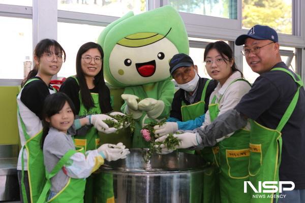 NSP통신-제48회 보성다향대축제에 참여한 관광객들의 차 만들기 체험 모습 (사진 = 보성군)