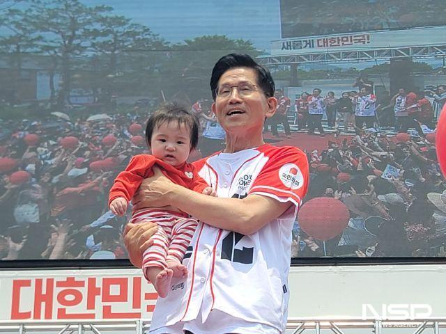 NSP통신-29일 김문수 국민의힘 대선후보가 김해 유세에서 어린이와 함께 기념촬영을 하고 있다. (사진 = 강수인 기자)