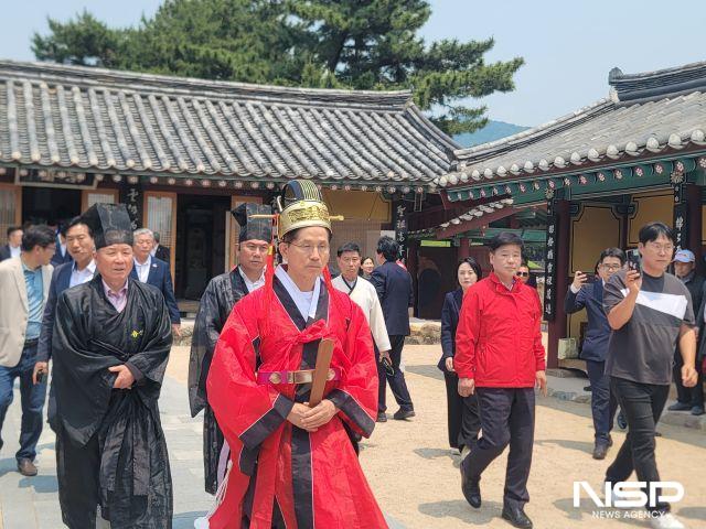NSP통신-29일 김문수 국민의힘 대선후보가 김해 김수로왕릉공원에서 관복을 입고 김수로왕릉 참배에 나섰다. (사진 = 강수인 기자)