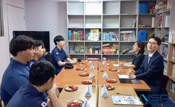 NSP통신-오경준 대구경북지방병무청장은 28일 우리동네지역아동센터(경북 안동시 소재)를 방문해 백남훈 센터장과 환담하고 사회복무요원들을 만나 격려했다. (사진 = 대구경북지방병무청)