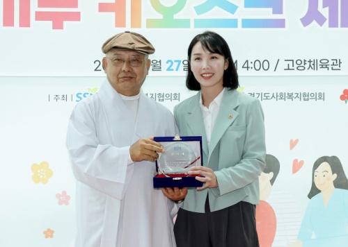 NSP통신-이인애 경기도의원(오른쪽)이 기부 문화 확대 기여 공로로 경기도 사회복지협의회장으로 부터 감사패를 받았다. 사진은 수상 기념촬영 모습. (사진 = 이인애 의원실)