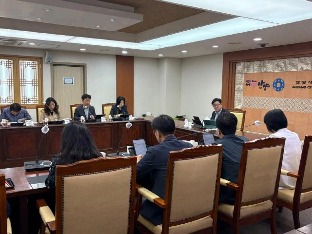 NSP통신-27일 오전 10시 시청 3층 전자회의실에서 김능식 안양시 부시장 주재로 열린 상반기 신속집행 점검회의 모습. (사진 = 안양시)