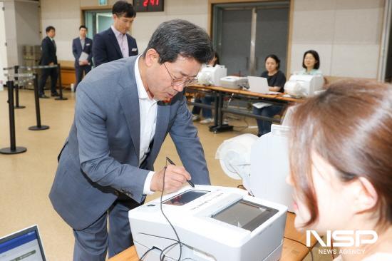 NSP통신-제21대 대통령선거 사전투표소 사전 점검에 나선 정인화 광양시장 (사진 = 광양시청)