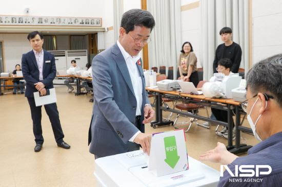 NSP통신-제21대 대통령선거 사전투표소 사전 점검에 나선 정인화 광양시장 (사진 = 광양시청)