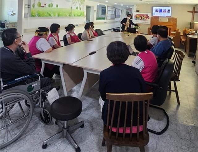 NSP통신-안양시 만안구보건소가 요양원 대상 찾아가는 감염병 예방관리 현장 교육을 진행하고 있다. (사진 = 안양시)
