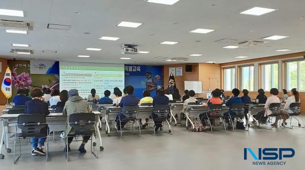 NSP통신-영덕군은 최근 기온 상승으로 인한 식중독 발생 위험이 증가함에 따라 건강 취약계층을 보호하기 위한 선제적 조치로 지난 27일 사회복지시설을 대상으로 식중독 예방 특별교육을 시행했다. (사진 = 영덕군)