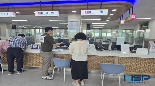 NSP통신-영덕군은 최근 늘어나는 공직자에 대한 폭언·폭행에 대응하기 위해 28일 청사 민원실에서 특이민원 발생 대비 모의훈련 및 출입제한·퇴거 조치 교육을 시행했다. (사진 = 영덕군)