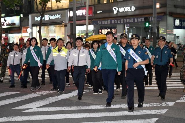 NSP통신-27일 오후 8시부터 9시까지 안산시와 안산상록경찰서가 한대앞역 로데오거리 번화가 등 유동 인구 밀집 지역을 중심으로 민·관·경 특별 합동 순찰을 펼치고 있다. (사진 = 안산시)