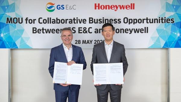NSP통신-허윤홍 GS건설 대표(사진 오른쪽)와 Lucian Boldea(루시안 볼데아) 하니웰 IA CEO (사진 왼쪽)가 참석해 업무 협약을 체결하고 기념사진을 촬영하고 있다. (사진 = GS건설)