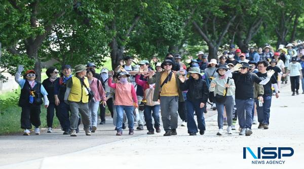 NSP통신-청송군은 지난 25일 산불 피해로 침체된 지역 경제에 활력을 불어넣기 위한 외씨버선길 걷기행사를 개최했다. (사진 = 청송군)
