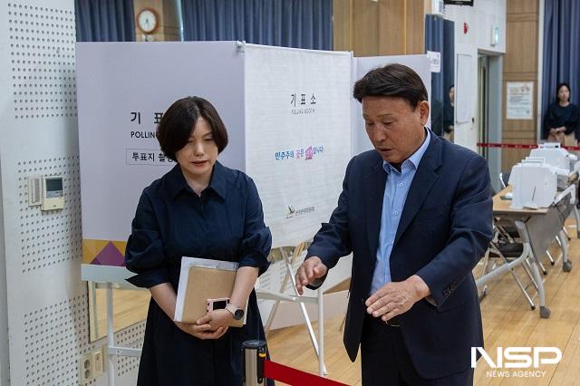 NSP통신-강임준 군산시장이 제21대 대통령선거를 앞두고 28일 수송동 사전투표소인 수송동행정복지센터를 방문해 투표소 설비와 안전관리 상태 등을 점검하고 직원들을 격려했다. (사진 = 군산시)