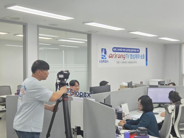 NSP통신-27일 화장품을 제조하는 기업 글로펙스의 홍보 영상 촬영 모습. (사진 = 수원시)