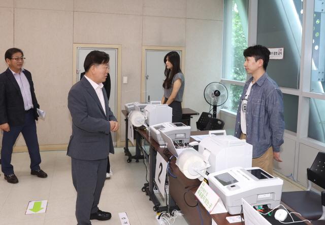 NSP통신-박승원 광명시장이 28일 오후 철산3동 행정복지센터 내 설치된 사전투표소를 방문해 준비 상황을 점검하고 투표사무원들을 격려하고 있다. (사진 = 광명시)