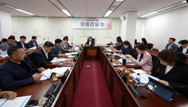 NSP통신-28일 오산시의회 제2회의실에서 의원간담회가 진행되고 있다. (사진 = 오산시의회)