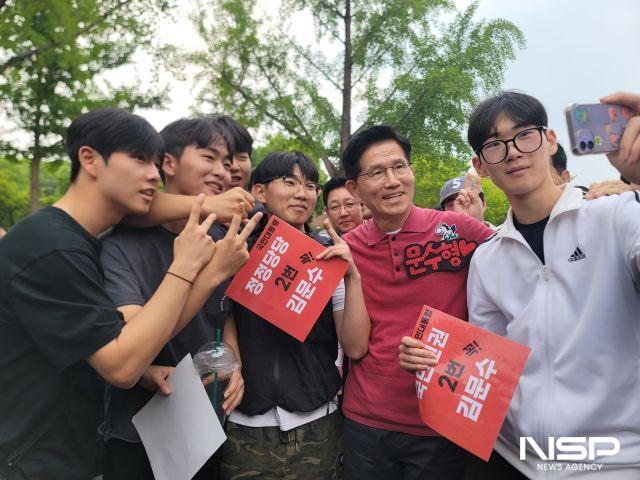 NSP통신-28일 영남대학교를 찾은 김문수 국민의힘 대선후보가 학생들과 사진을 찍고 있다. (사진 = 강수인 기자)