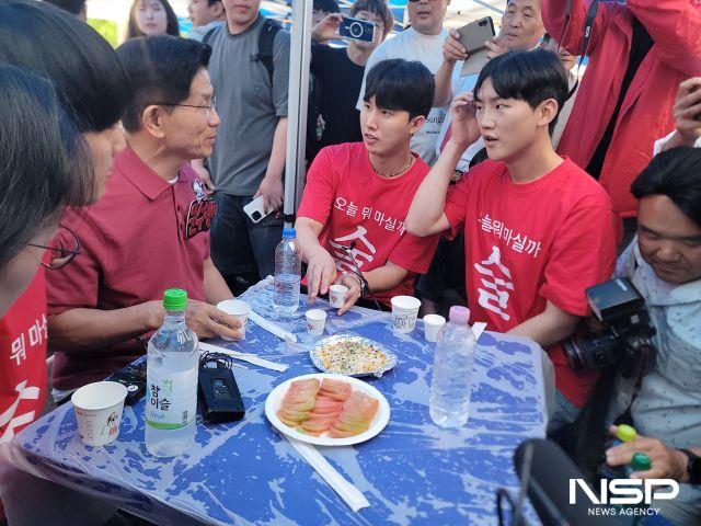 NSP통신-28일 영남대학교 축제에서 김문수 국민의힘 대선후보가 학생들의 주점에 방문에 대화를 나누고 있다. (사진 = 강수인 기자)