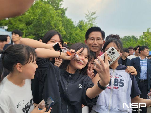 NSP통신-28일 영남대학교 축제를 찾은 김문수 국민의힘 대선후보가 학생들과 사진을 찍고 있다. (사진 = 강수인 기자)