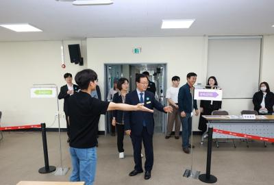 [NSP PHOTO]유희태 완주군수 사전투표소 현장 점검